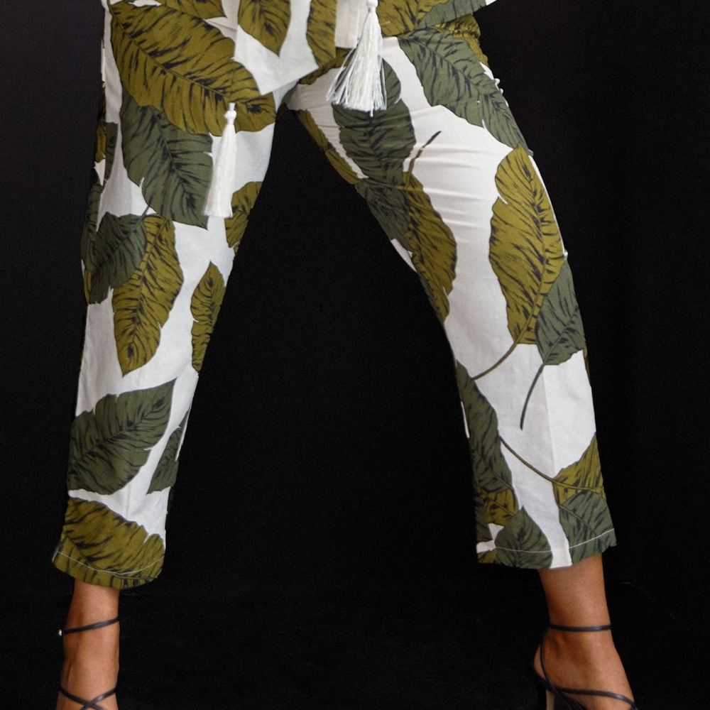 Tropical Leaf Print Cropped Pants - White & Olive